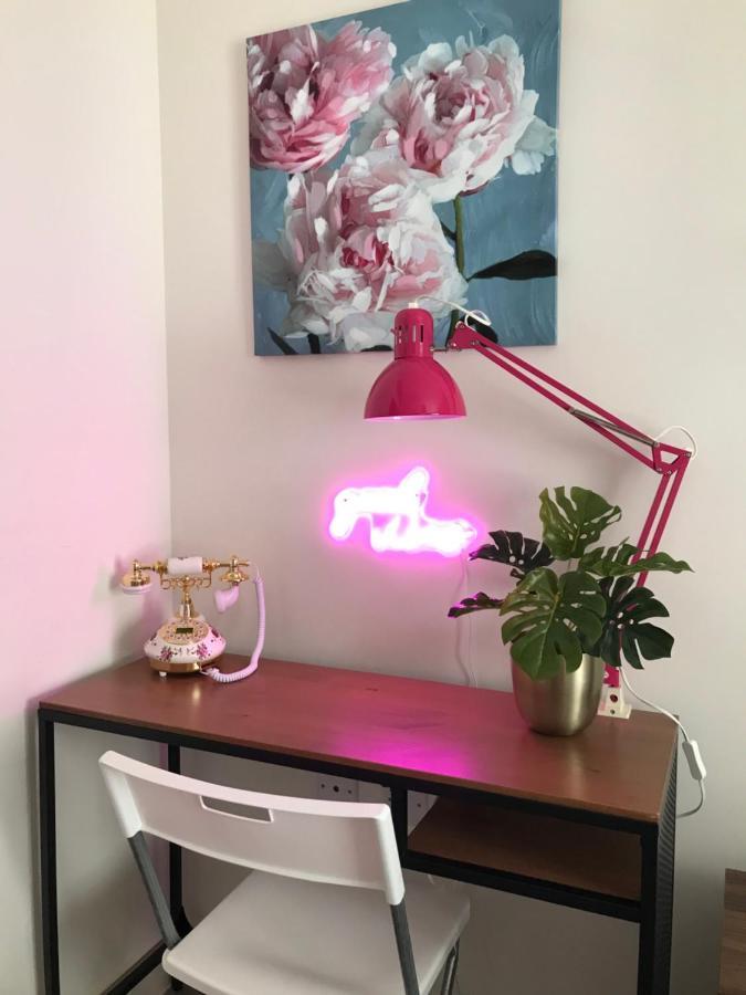 The Glam Cave Apartment Bushbury Bagian luar foto